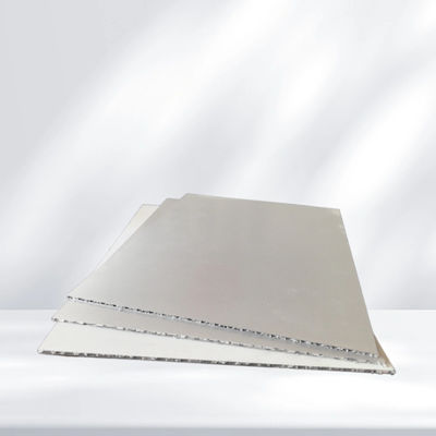 Il pannello in alluminio ha una forma ondulata unica che massimizza la resistenza e la stabilità facilitando allo stesso tempo il deflusso dell'acqua.