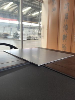 I pannelli ondulati in alluminio A2 uniscono sicurezza e sofisticazione per una decorazione esterna durevole.