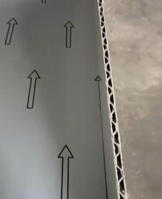 I pannelli ondulati in alluminio A2 uniscono sicurezza e sofisticazione per una decorazione esterna durevole.
